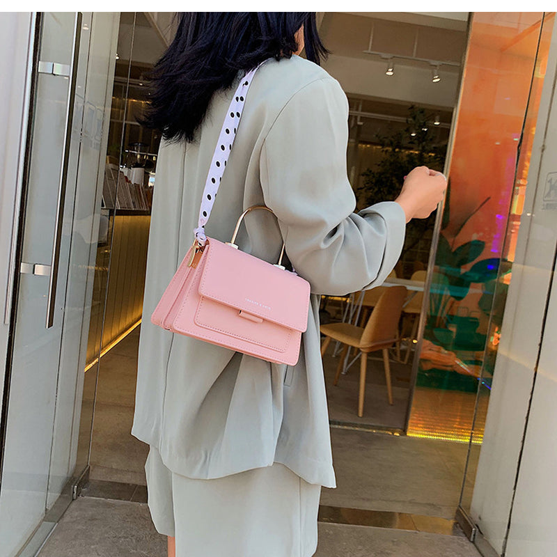 Urban Chic Chain Messenger Bag – Trendy Textured Small Shoulder Handbag 👜✨