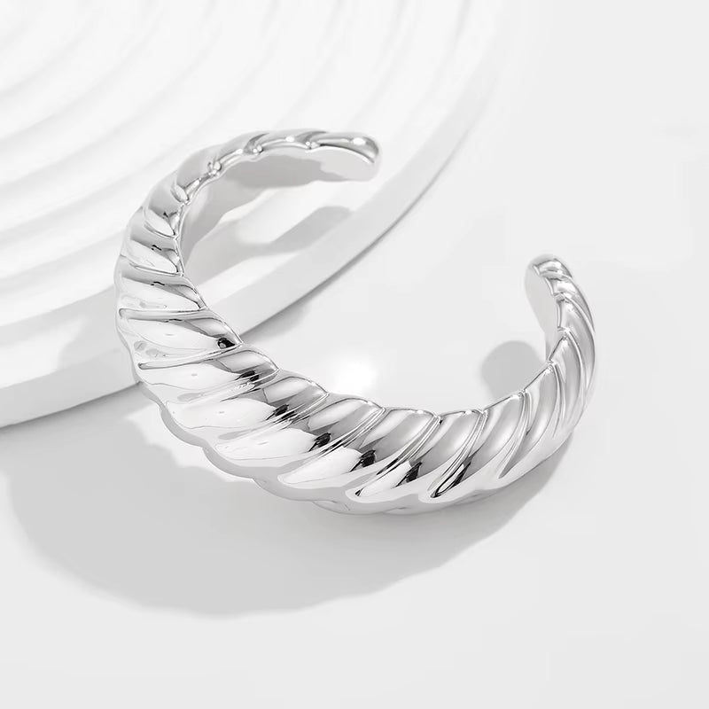 🔥 Exaggerated Irregular Cuff Bangle – Bold Geometric Hip-Hop Bracelet for Women | Trendy Streetwear Statement Jewelry ⛓️✨