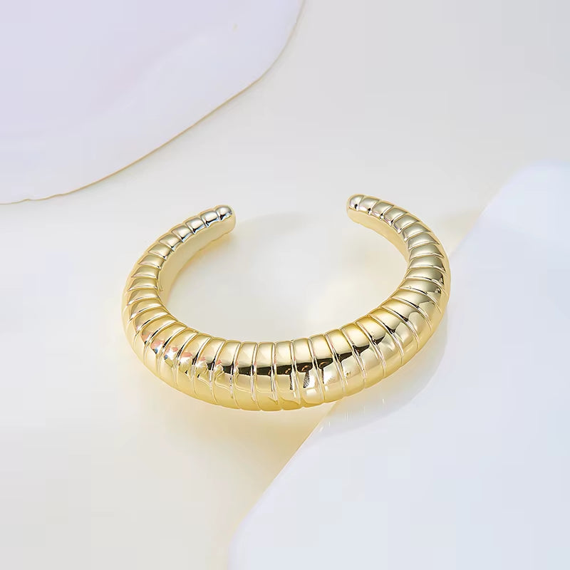 🔥 Exaggerated Irregular Cuff Bangle – Bold Geometric Hip-Hop Bracelet for Women | Trendy Streetwear Statement Jewelry ⛓️✨